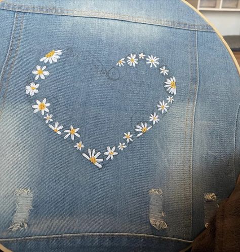 Embroidering Jeans, Decorated Jeans, Denim Jacket Embroidery, Embroidery Jeans Diy, Customised Denim Jacket, Jeans Embroidery, Embroidered Hearts, Clothes Embroidery Diy, Diy Crafts Bookmarks