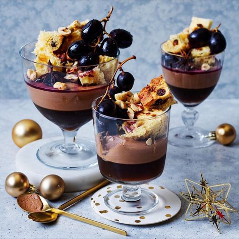 There’s something to be said for a classic Christmas fruit cake, pudding and yule log. Christmas Trifle Recipes, Festive Dessert Recipes, Traditional Christmas Desserts, Christmas Trifle, Trifle Recipes, Australia Christmas, Masterchef Australia, Chocolate Trifle, Fruit Cake Christmas