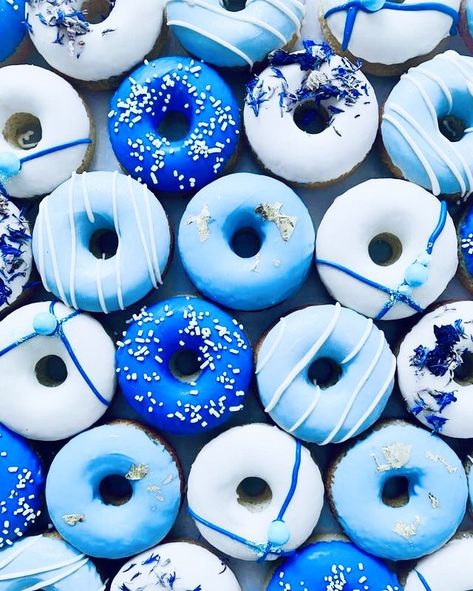 Blue Party Themes, Donut Decorating Ideas, Raspberry Drink, Blue Snacks, Confirmation Party, Blue Donuts, Blue Birthday Parties, Birthday Party Snacks, Blue Strawberry