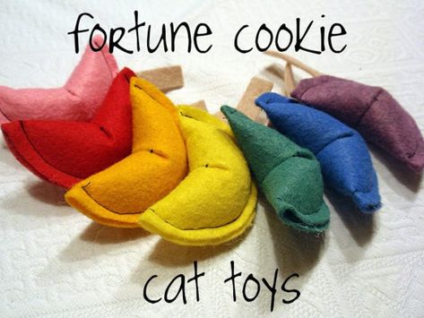 Show your cat some love by whipping up some of these DIY cat toys ASAP. Cookie Cat, Homemade Cat Toys, Diy Pet Toys, Diy Cat Toys, Cats Diy Projects, Fortune Cookies, Ideal Toys, Toys Diy, Image Chat