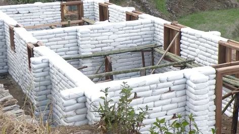 Earthbag House, Super Adobe, Cob Building, Earth Sheltered Homes, Casa Hobbit, Insulated Concrete Forms, Green Building Materials, Earth Bag Homes, Eco Buildings