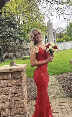 Fancy Prom Dresses Long Red, Red Prom Dress Bodycon, Red Prom Dress 2023, Red Prom Dress Hairstyles, Red Prom Dresses Fitted, Prom Hairstyles Red Dress, Fit And Flare Prom Dress Long, Red Tight Prom Dresses, Nails With Red Prom Dress