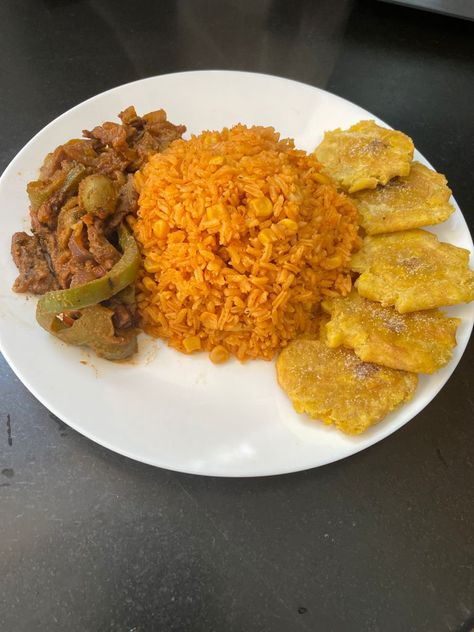 Pepper steak, arroz con maiz, y tostones #Dominican #Latino #Food #dominicanfood #comida #comidadominicana #homemade #delicious Dominican Food Authentic, Domican Food, Dominican Meals, Dominican Republic Food, Dominicano Recipes, Latino Food, Homemade Comfort Food, Dominican Food, Florida Food