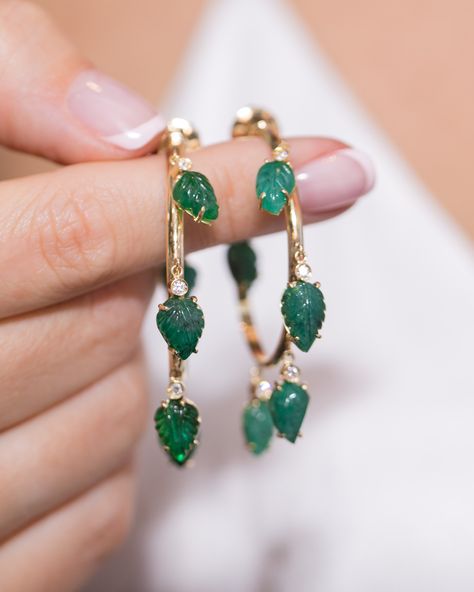 Modern gold emerald hoop earrings by Brazilian jewelry brand Essere Joias with carved leaf emeralds. Discover more nature inspired gemstone jewelry on GEMOLOGUE! #hoopearrings #hoops #emeraldjewelry #gemstoneearrings Brazilian Summer, Brazilian Jewelry, Leaf Carving, Kids Jewellery, Hanging Earring, Large Pearl Earrings, Bridal Jewelry Vintage, Bangles Gold, Emerald Bracelet