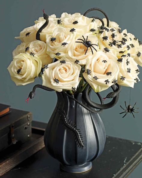 Spooky Bouquet, Diy Halloween Dekoration, Martha Stewart Halloween, Strašidelný Halloween, Table Halloween, Halloween Decor Diy, Hallowen Ideas, Diy Halloween Decor, Halloween Centerpiece