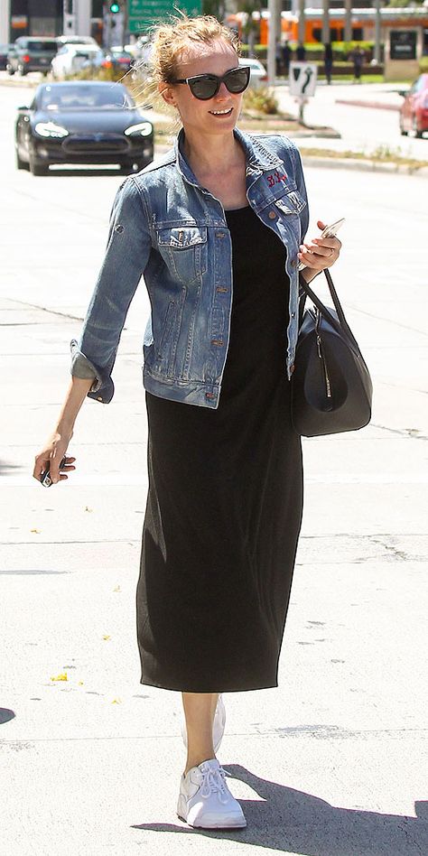 DIANE KRUGER Mode Over 50, Dresses With Tennis Shoes, Black Sneakers Outfit, Midi Dress With Sneakers, White Sneakers Outfit, Midi Dress Outfit, Errands Outfit, Madewell Jacket, Looks Jeans