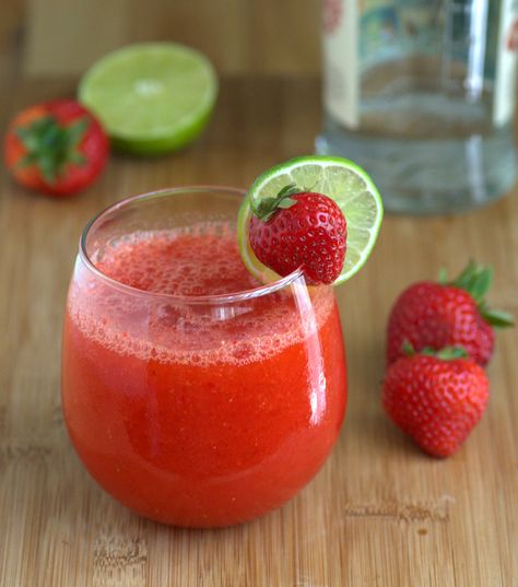 You don't need to be by a pool in the tropics to feel like you're on vacation with this Blended Strawberry Daiquiri – with Fresh Strawberries Fresh Strawberry Daiquiri Recipe, Daquiri Recipe Classic, Strawberry Rum Drinks, Strawberry Daiquiri Recipe, Party Punches, Strawberry Cocktails, Daiquiri Recipe, Fresh Strawberry Recipes, Smoothie Recipes Strawberry