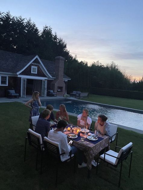 Family Day Aesthetic, Family Summer Holiday, Hamptons Dinner Party, Hamptons Summer Aesthetic, Summer In The Hamptons Aesthetic, Hamptons Summer, Super Rich Kids, Rich Family, Visual Aesthetics