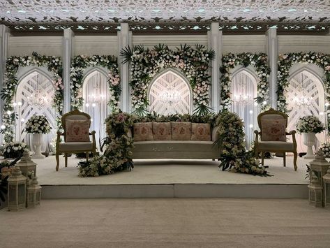 Flower Wedding Decor, Wedding Ceremony Decorations Indoor, Wedding Banquet Hall, Style For Wedding, Wedding Stage Decor, Reception Backdrop, Wedding Reception Backdrop, Garden Theme Wedding, Wedding Stage Design