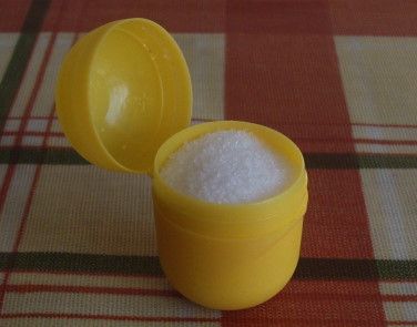 Ideas for reusing Kinder egg containers. Milky Chocolate, Kinder Egg, Egg Container, Chocolate Wrapping, School Displays, Surprise Egg, Plastic Eggs, Egg Crafts, Toddler Play