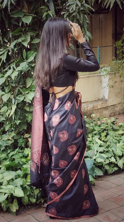 Black Blouse Full Sleeve Blouse Designs Saree, Blouse Designs Latest Full Sleeve, Black Full Sleeve Blouse, Black Blouse Designs For Saree, Full Sleeve Blouse Designs, Saree With Black Blouse, Black Banarasi Saree, Full Sleeves Blouse, Saree Outfits