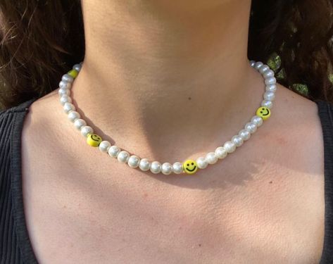 handmade beaded pearl and smiley necklace, order on my Etsy shop beadedbymecreations. (link in bio) Smiley Necklace, Face Necklace, Handmade Jewelry Tutorials, Necklace Beaded, Cute Necklace, Smile Face, Jewelry Tutorials, Diy Necklace, Pearl Beads