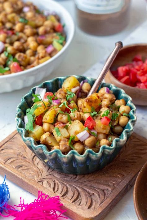 Chana Chaat - Easy Recipe Chana Chaat Recipe, Pakistan Food, Healthy Pantry, India Live, Tamarind Chutney, Healthy Food Menu, Chaat Recipe, Crunchy Snack, Chaat Masala