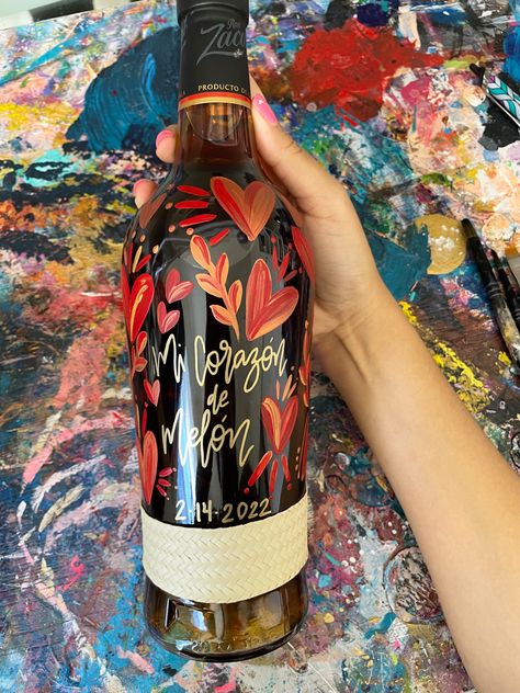 Painted Wine Bottles Birthday, Painted Whiskey Bottles, Bridal Balloons, Custom Champagne Bottle, Birthday Wine Bottles, Engagement Balloons, Bottle Decorations, Teen Presents, Balloons Wedding