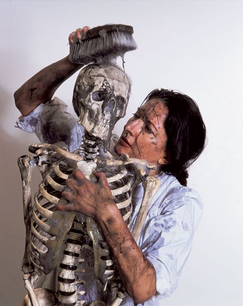 marina abramovic - cleaning the mirror I, 1995 Neo Rauch, Marina Abramovic, Human Skeleton, Shop Windows, Inspiring People, Performance Artist, Portrait Artist, Art Of Living, Abstract Artists