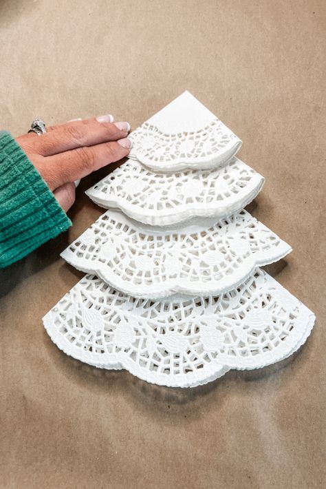 Dollies Crafts Paper, Crochet Doily Crafts, Doilies Christmas Tree, Lace Doily Crafts, Paper Doilie Snowflakes, Uses For Doilies, Diy Doily Crafts, Paper Doily Christmas Tree, Doileys Repurposed Diy