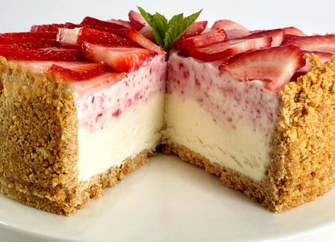 Strawberry Ice Cream Pie, Ice Cream Cake Recipe Easy, Cheesecake Ice Cream Cake, Unique Cheesecake Recipes, Ice Cream Cheesecake, Cheesecake Ice Cream Recipe, Strawberry Ice Cream Cake, Cheesecake Easy, Strawberry Cheesecake Ice Cream