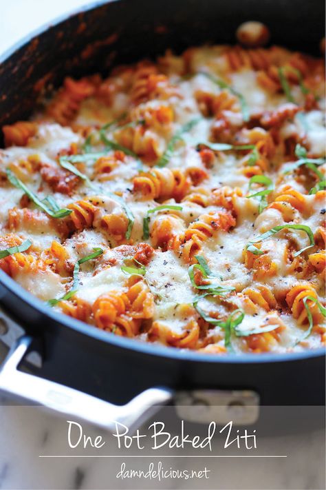 One Pot Baked Ziti - An incredibly easy, no-fuss baked ziti - even the pasta gets cooked right in the pan! One Pot Baked Ziti, Resep Pasta, Baked Pasta Recipes, Pasta Primavera, Baked Ziti, Minestrone, Pasta Bake, Spaghetti Squash, Linguine