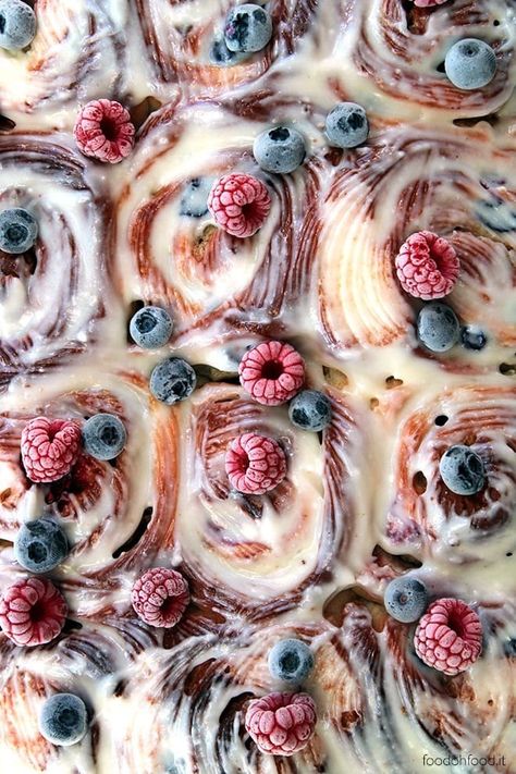 Food As Art, Pretty Dessert Recipes, Interesting Deserts, Berry Cinnamon Rolls, Berry Rolls, Berry Sweet Rolls, Unique Deserts, Breakfast Baked Goods, Cardamom Recipes