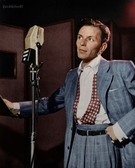 Frank Sinatra famous singer is on the list of best singers of all time. Find out who made the list on LedgerNote music blog. Musician Photography, Sammy Davis Jr, Rat Pack, Mandy Moore, Famous Singers, Rhythm And Blues, Martin Scorsese, Celine Dion, Radiohead