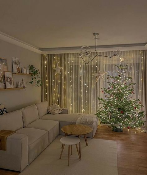 Living Room Designs Christmas, Apartment Decor Christmas, Christmas Living Room Apartment, Winter Apartment Decor, Christmas Home Decorations Living Room, Christmas Apartment Decor Ideas, Christmas Home Decor Ideas Living Room, Xmas Decorations Living Room, Christmas Decor Ideas For Living Room Apartment