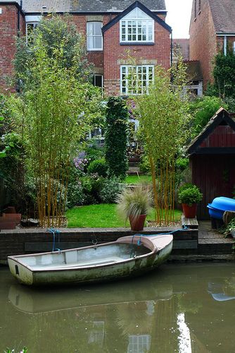 The houses along the Oxford Canal have lovely back gardens House By The River, Beautiful Places In England, Oxford City, Places In England, Message Center, Oxford England, Kingdom Of Great Britain, England And Scotland, Back Gardens