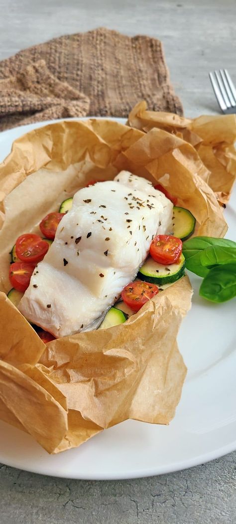 Halibut Baked, Parchment Paper Recipes, Halibut Recipes Baked, Baked Halibut, Halibut Recipe, Tofu Recipes Healthy, Market Restaurant, Foil Packet Dinners, Halibut Recipes