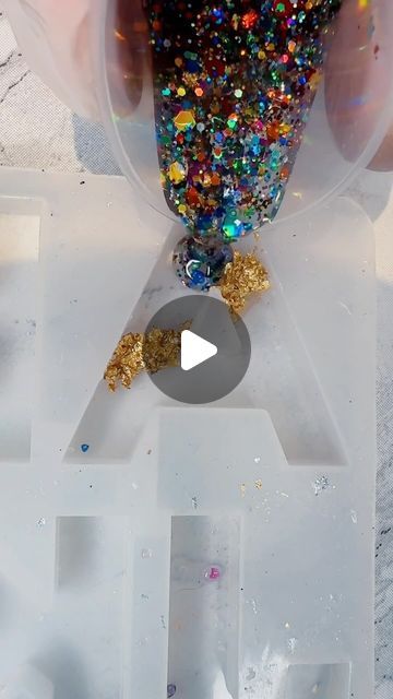 Epoxy Keychain Ideas, Resin Keychain Tutorial, Resin Key Holder, Epoxy Resin Art Ideas, Epoxy Keychain, Diy Resin Keychain, Epoxy Crafts, Keychain Resin, Resin Crafts Tutorial