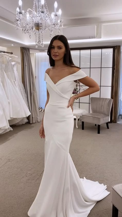 Hourglass Bride Dress, Hour Glass Wedding Dress, Dresses With Sleeves Elegant, Timeless Wedding Dress Elegant, Silhouette Wedding Dress, Wedding Gown Off Shoulder, Clean Wedding Dress, Sleek Wedding Dress, Glamorous Wedding Dresses