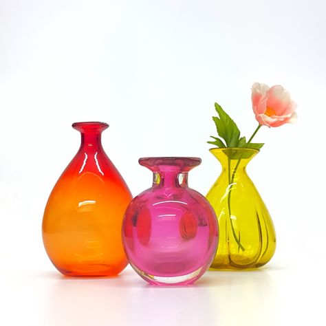 Err, here’s an idea: multicolored groups. Why the heck not? Though a single color group quite often makes sense, life isn’t always so matchy matchy. This mix of gorgeous glass vessels are saturated warm colors, but it’s mostly their shape that holds them together . . #coloredglass #colorfulglass #happycolors #glassvases #vintagevases #vintageglass #vintagecollections #groupycollections Colored Glass Centerpiece, Coloured Glass Vases, Yellow Flower Arrangements, Colorful Glasses, Colored Vase, Colored Glass Vases, Colored Vases, Vintage Room, Gorgeous Glass