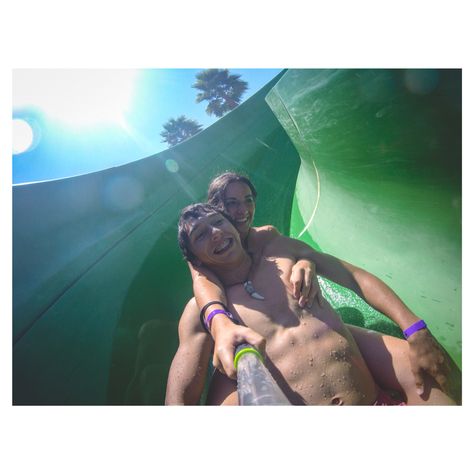 Couple goals adventure Water slide resort chile boyfriend girlfriend fun Water Park Couple Pictures, Water Park Date Aesthetic, Resort Couple, Bae Pictures, Park Story, Date Inspo, Pool Poses, I Love My Boyfriend, Park Pictures