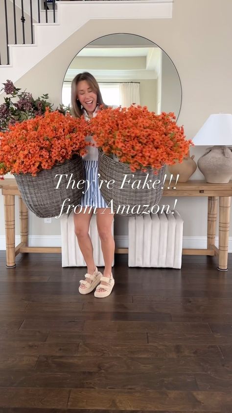 Mariana Agudelo (@beigewhitegray) • Instagram photos and videos Front Yard Fall Decor, Yard Fall Decor, Front Entry Stairs, Small Front Porch Fall Decor, Porch Fall Decorating Ideas, Porch Fall Decor, Front Porch Flowers, Fall Front Porch Decor Ideas, Fall Front Porch Ideas