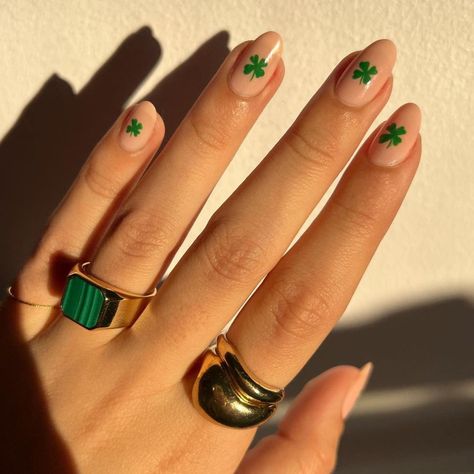 Nails With Plants, Brown Winter Nails, Summer Nail Designs 2022, Pastel Summer Nails, Summer Nail Polish Colors, Saint Patrick Nail, Plaid Nail Designs, Nail Designs 2022, St Patricks Day Nails