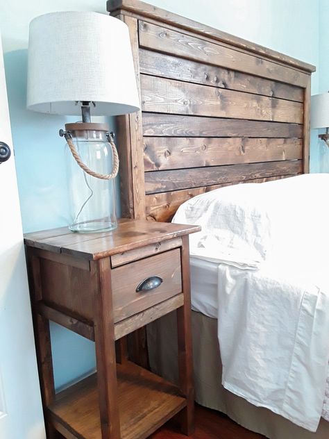 DIY rustic wood headboard and nightstand Rustic Headboard Diy, Rustic Wood Headboard, Diy Wood Headboard, Design Ložnic, Rustic Bedroom Furniture, Rustic Nightstand, Rustic Headboard, Diy Nightstand, Прикроватные Тумбочки