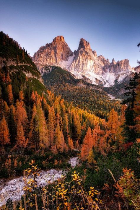 Are you visiting the Italian Dolomites during the Fall? Don't miss these fantastic autumn photography locations! Dolomites Italy Autumn, Beautiful Fall Landscapes, Fall Mountains Aesthetic, Fall Landscape Wallpaper, Fall Scenery Wallpaper, Italian Autumn, Mountains In The Fall, Fall Mountains, Fall Scenery