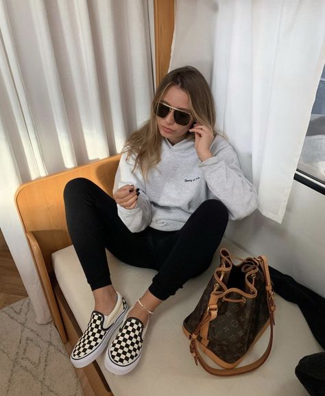 Petite Noe Louis Vuitton Outfit, Louis Vuitton Noe Bag, Fasion Outfits, Style Inspiration Summer, Comfy Fashion, Winter Fashion Outfits, Fashion Wear, Comfortable Outfits, Comfy Outfits