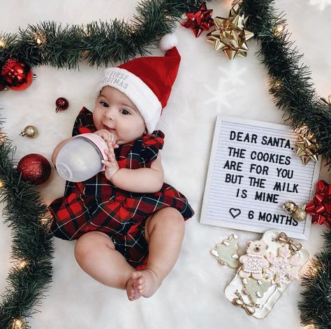 Christmas baby Photo Idea - Sophie Santos Christmas Baby Photoshoot, Diy Christmas Photoshoot, Baby Holiday Photos, Baby Christmas Photography, Newborn Christmas Photos, Baby Photoshoot Ideas, Christmas Baby Pictures, Baby Milestones Pictures, Baby Christmas Photos