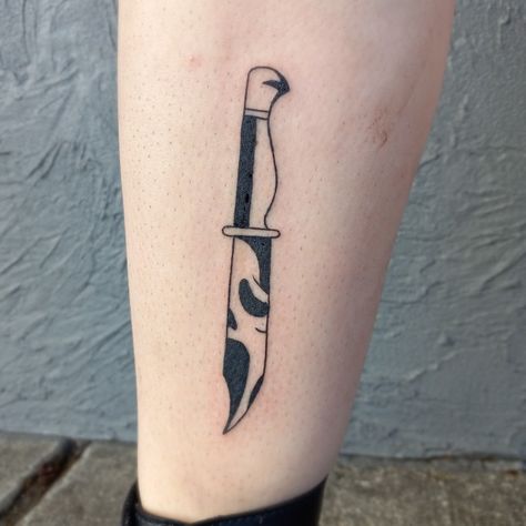 Small Scream Knife Tattoo, Tattoos Horror Movies, Small Tattoos Horror, Slashers Tattoo Ideas, Mini Scream Tattoo, Tattoos Movies Inspired, Scream Hand Tattoo, Scary Small Tattoos, Cool Halloween Tattoos