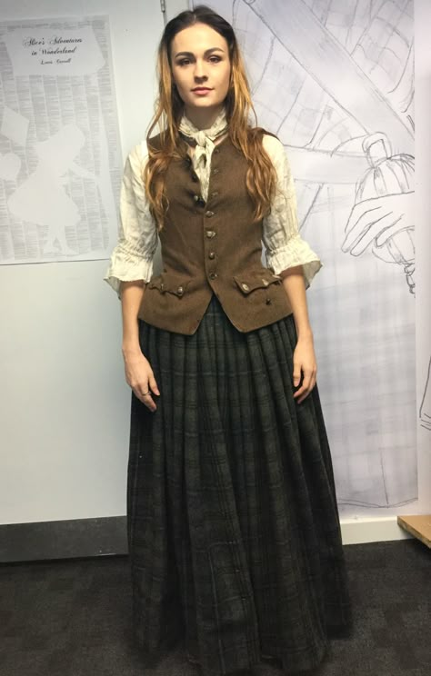 Brianna Outlander Outfit, 1800s Irish Clothing, Irish Fashion Women, Hobbit Fashion, Little Women Costumes, Irish Dress, Irish Clothing, Green Plaid Dress, Outlander Costumes