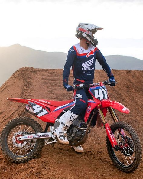 Dirt Bikes Honda, 250 Dirt Bike, Dirt Bike Track, Road Aesthetic, Honda Crf 250, 125cc Dirt Bike, Motocross Action, Honda Dirt Bike, Dirt Bike Gear