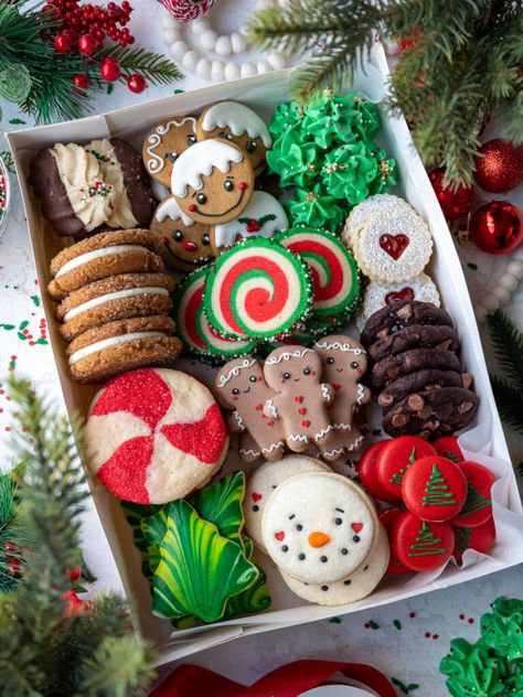 Holiday Cookie Box Ideas, Christmas Dessert Box Ideas, Goodie Box Ideas, Christmas Cookie Gift Boxes, Christmas Cookie Decorating Party, Oatmeal Lace Cookies, Cookie Gift Boxes, Christmas Cookie Boxes, Buttercream Cookies