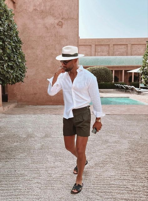 Men Boating Outfit, Mens Poolside Fashion, Linen Beach Outfits Men, Men’s Beach Style, Mens Fashion Beach, Panama Hat Outfit, What To Wear On A Boat, Hat Men Outfit, Hat Outfit Men