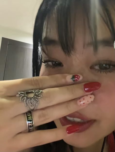 Nail Selfies Instagram, Beabadoobee Nails, Kpop Nails Ideas, K Pop Nails, Idol Nails, Wow Nails, Nail Pictures, Grunge Nails, Pretty Nail Designs