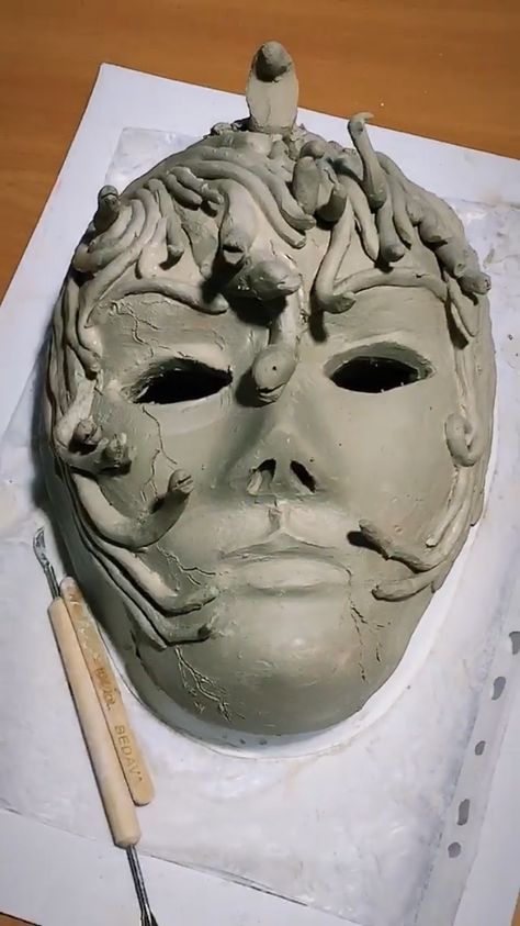 #medusa #handmaid #sculpture #fhtdgzl Ceramic Masks Ideas Faces, Greek Masks Project, Clay Medusa, School Ceramics Projects, Mask Pottery, Medusa Mask, Clay Mask Art, Mask Project, Lab Art