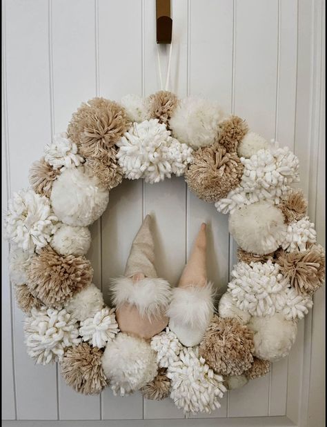 Pom Pom Wreaths Christmas, Pompom Christmas Decorations, Xmas Crafts Decorations, Pompon Wreath, Dollar Store Christmas Decorations Diy, Pom Pom Christmas Wreath, Diy Pom Pom Wreath, Pom Pom Wreaths, Christmas Pom Pom Wreath