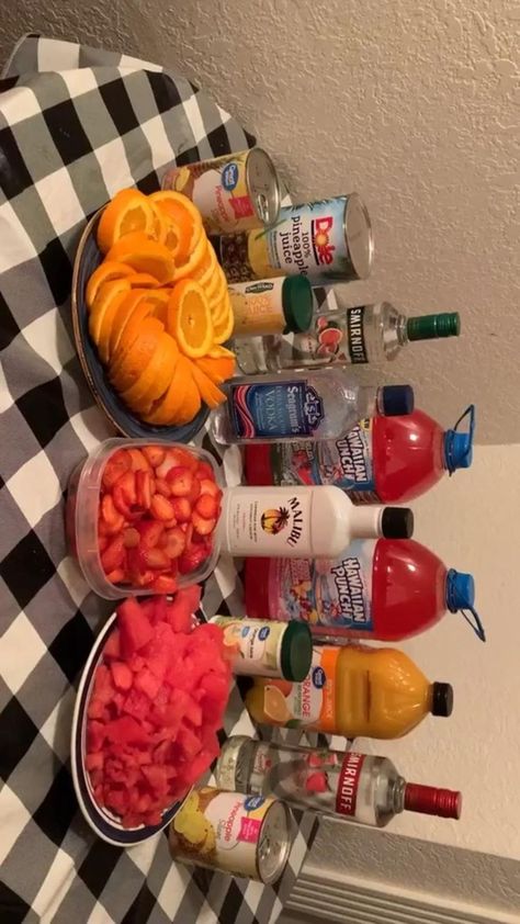 Drinking Party Ideas 21st Birthday, Birthday Party Drinks, Pretty Alcoholic Drinks, Drinking Games For Parties, Party Drinks Alcohol, Birthday Drinks, Mixed Drinks Alcohol, Yummy Alcoholic Drinks, Alcohol Party