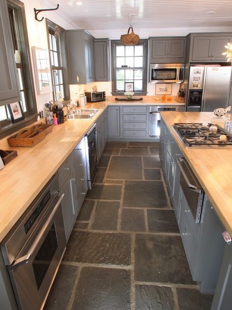 High gloss cabinets contrast with slate floor Kitchen Tile Interior, Stone Kitchen Floor, Modern Kitchen Flooring, Slate Kitchen, Grey Kitchen Floor, Gray Cabinets, Eclectic Kitchen, Natural Stone Flooring, Slate Flooring