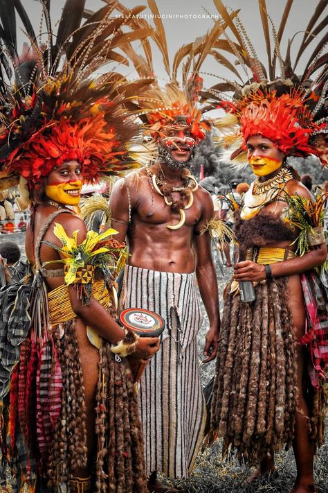 Chimbu Papuan People, Huli Wigmen, Indigenous Media, Cultural Pictures, African History Facts, Polo T Shirt Design, Unique Culture, West Papua, Aztec Culture