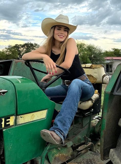 Farm Life Aesthetic Outfits, Farm Girl Outfits, Ranch Girl, Vintage Americana Aesthetic, Country Girl Aesthetic, Western Chic Fashion, Yellowstone Montana, Farmer Outfit, Americana Aesthetic