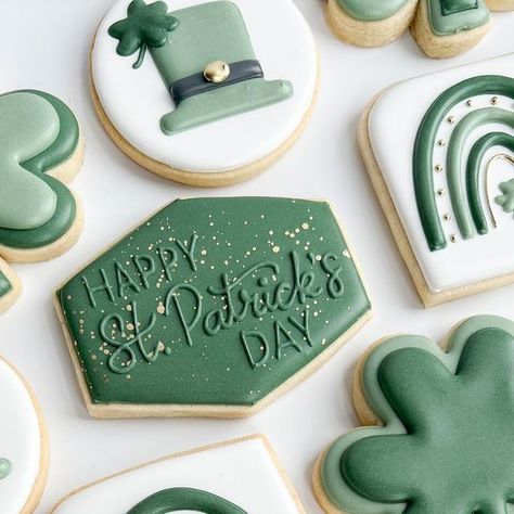 At Patrick’s Day Decorated Cookies, St Patricks Day Cookie Ideas, St Patrick Desserts Ideas, St Patrick's Day Cookies Royal Icing, St Patrick's Day Cookies Decorated, St Patricks Desserts, St Patricks Day Cookies, Easter Charcuterie, Baking Corner